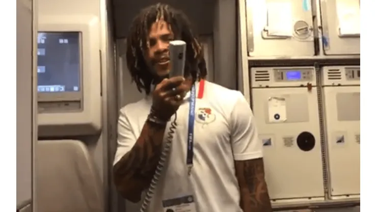 Román Torres tomó el micrófono tras aterrizar la aeronave en Saransk