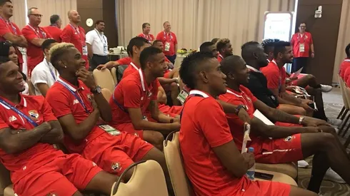 Los futbolistas fueron sorprendidos tras la charla con el ex grandeliga Mariano Rivera