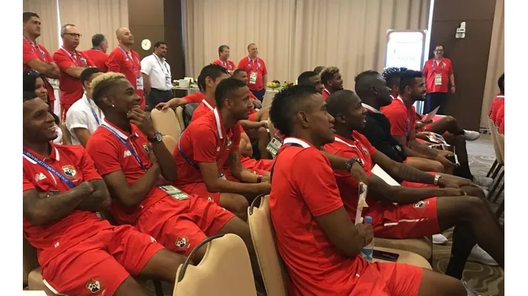 Los futbolistas fueron sorprendidos tras la charla con el ex grandeliga Mariano Rivera