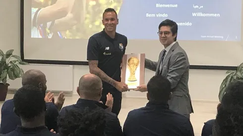 Blas Pérez fue el encargado de recibir la placa conmemorativa de su primera participación en un Mundial