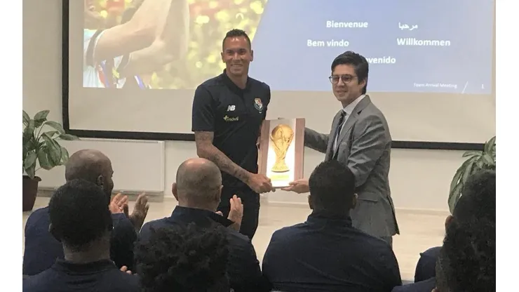 Blas Pérez fue el encargado de recibir la placa conmemorativa de su primera participación en un Mundial