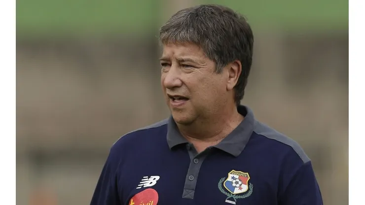 Bolillo Gómez ya esta pensando que formación va a poner contra Noruega 1-4-5-1 o 1-5-4-1