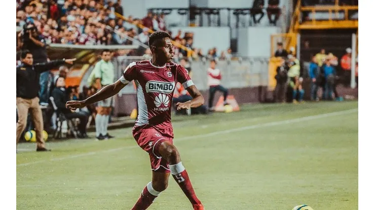 Yostin Salinas anotó un polémico gol para empatar el partido de ida ante Herediano en la final de la Liga de Costa Rica
