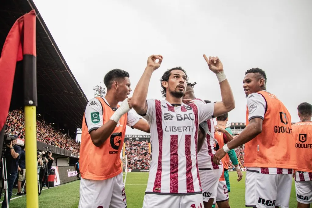 Ariel Rodríguez sorprendió una vez más a Alajuelense en su casa (Saprissa).