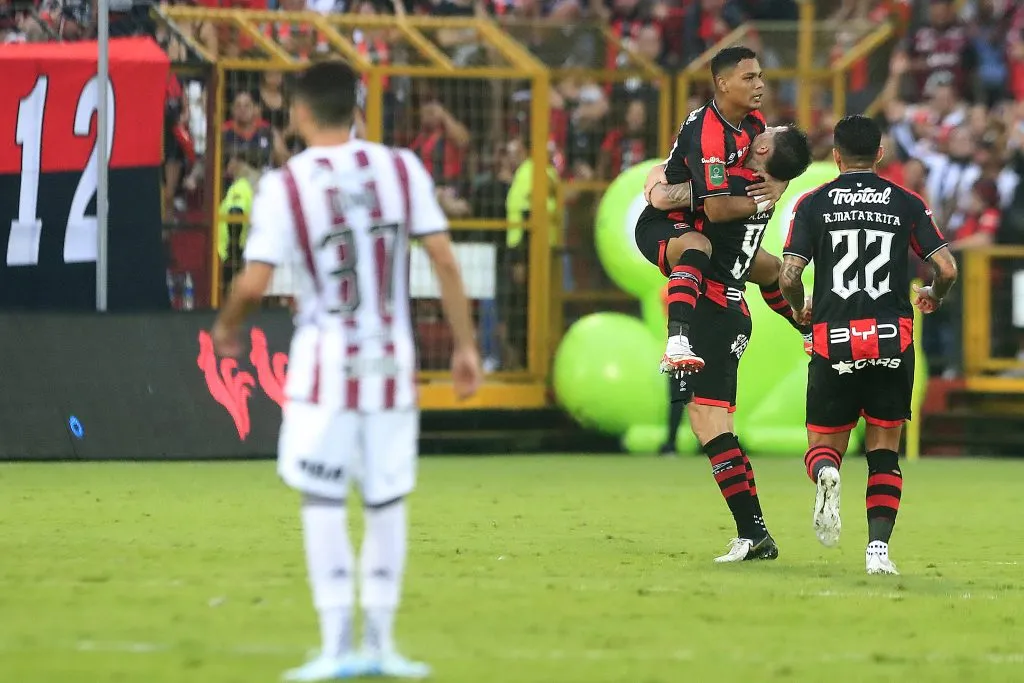 Canhoto levanta a Creichel Pérez en el festejo del gol. (IMAGO)