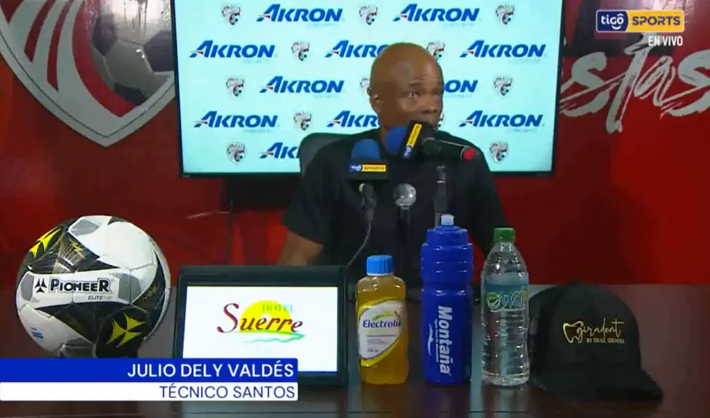 Dely Valdés disparó contra el arbitraje (Tigo Sports).