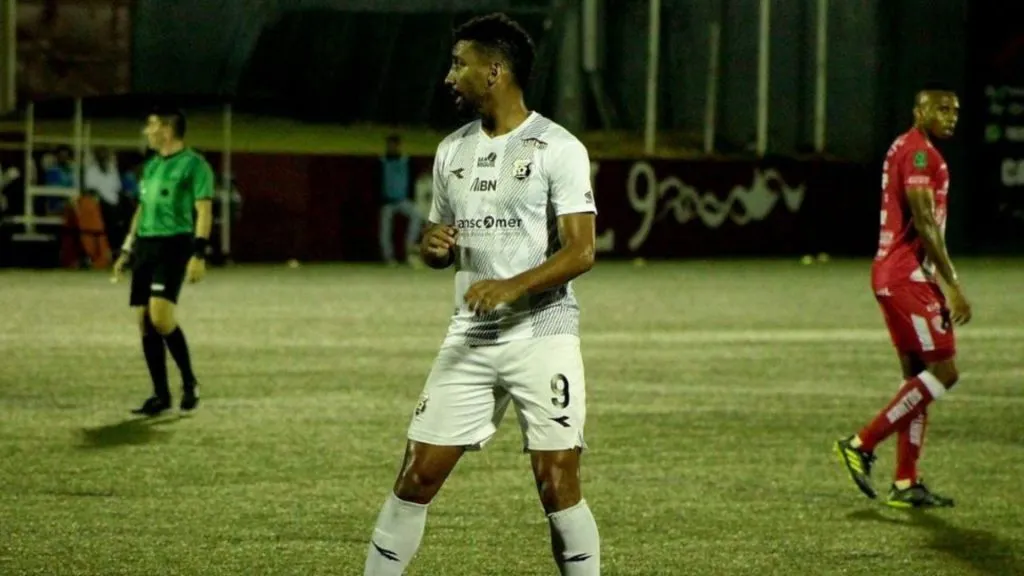 Marcel Hernández pasó de titular indiscutido a pelear por un puesto con Jafet Soto. (Herediano)