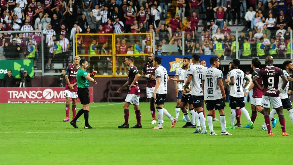 Camacho expulsó a Mariano Torres y el futbolista lo insultó.