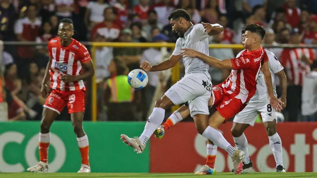 Marcel Hernández y Marvin Fletes pelean por la esférica. (Foto: La Nación)