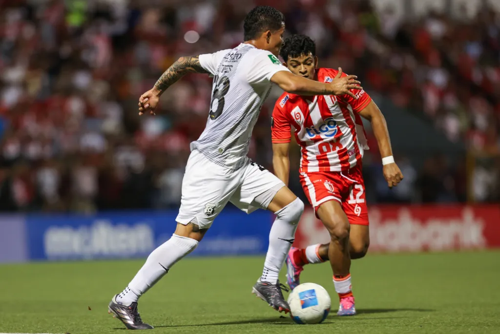 Gerson Torres encara a Widman Talavera en el Estadio Independencia. (Foto: Concacaf)