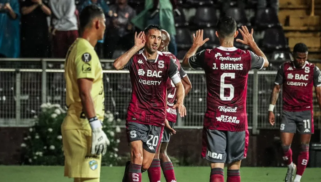 Mariano Torres tuvo que salir por una molestia física.