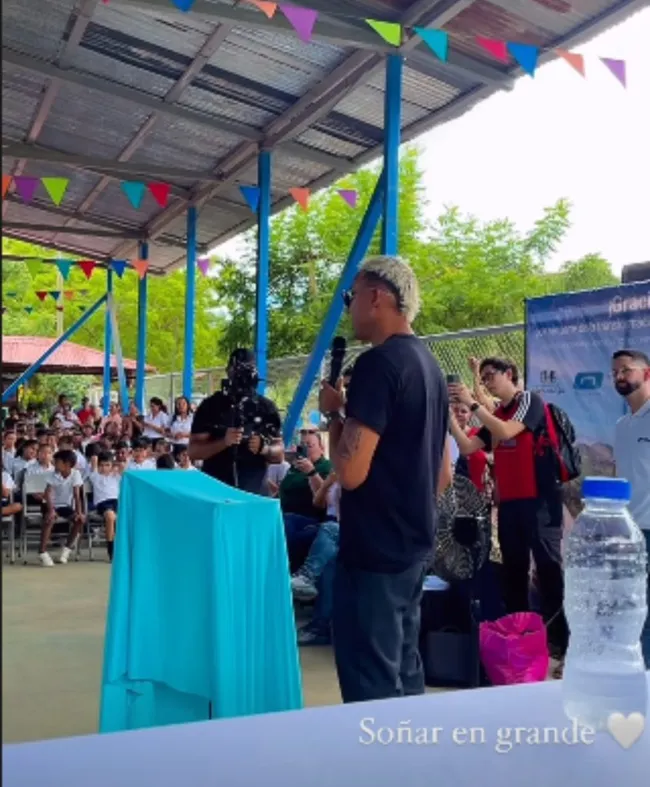 Keylor Navas hablando ante los chicos.