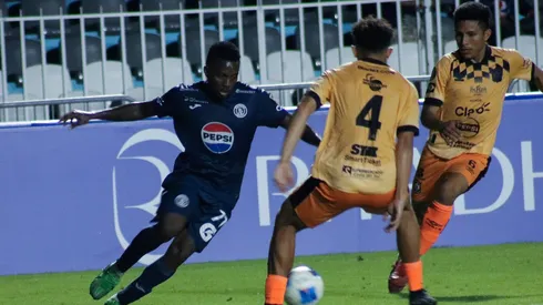 Águila y Motagua durante el duelo de ida.