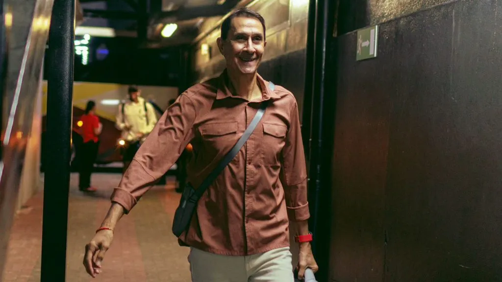 Guimaraes conduce una topadora rojinegra (LDA).