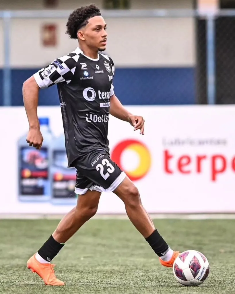 Moisés Veliz con la camiseta del Tauro FC. (Foto: Prensa Tauro FC)