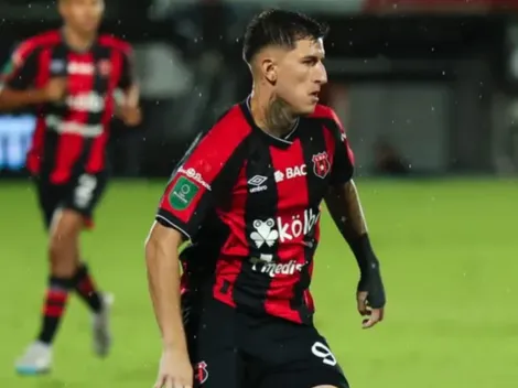 Canhoto le apunta a Saprissa con una advertencia que celebra la afición de Alajuelense