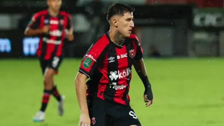Canhoto le apunta a Saprissa con una advertencia que celebra la afición de Alajuelense