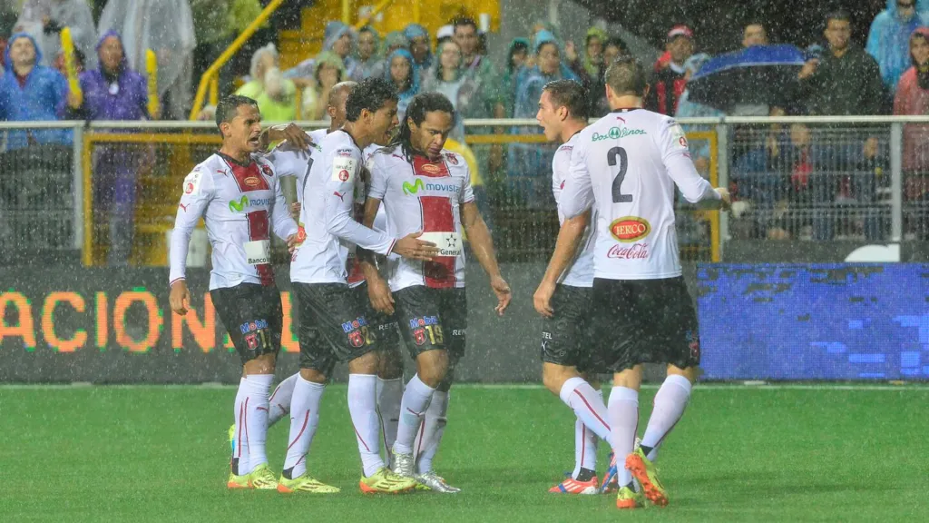 Jonathan McDonald, instantes después de golpear a Badilla en la Cueva. (Foto: Rafael Pacheco Granados)