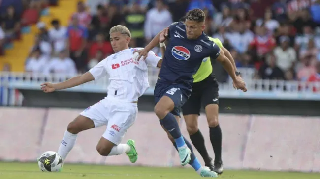 El último Olimpia-Motagua, disputado el 18 de agosto, finalizó. Y estuvo signado por el penal que Edrick Menjívar le atajó a Agustín Auzmendi. (Foto: La Prensa)