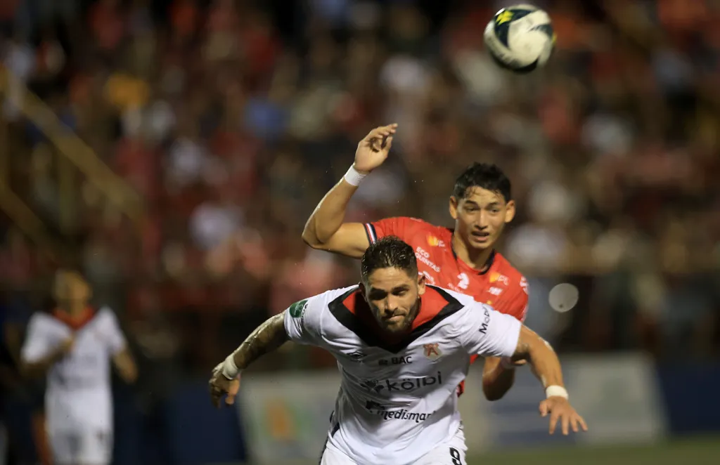 Joseth Peraza le aplica una férrea marca a Jonathan Moya. (Foto: Rafael Pacheco Granados / La Nación)