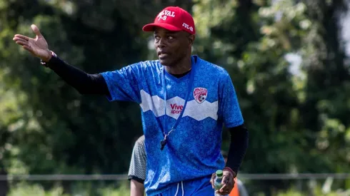 Dely Valdés como entrenador del Santos de Costa Rica.