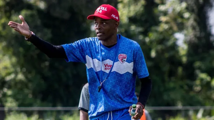 Dely Valdés como entrenador del Santos de Costa Rica.