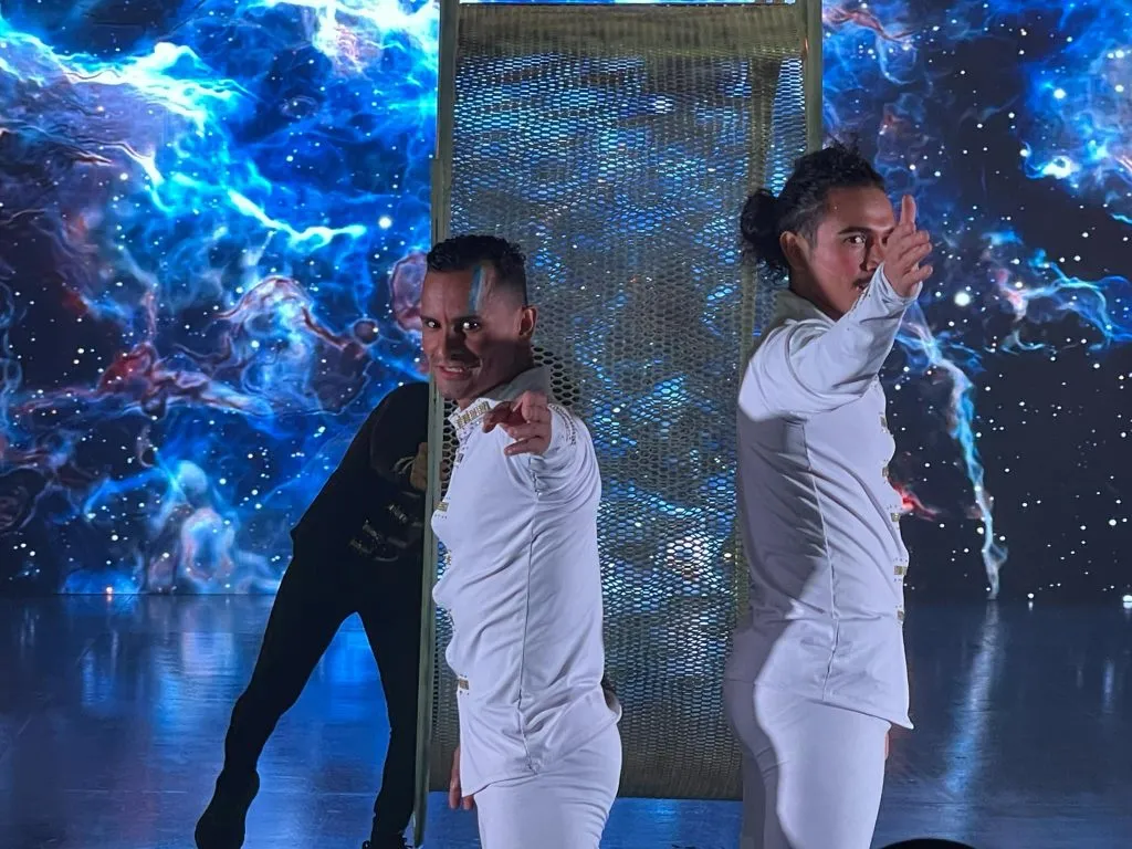 Emmanuel Osorto (a la izquierda) es uno de los animadores péndulo de la muerte, en el show en Dubái.