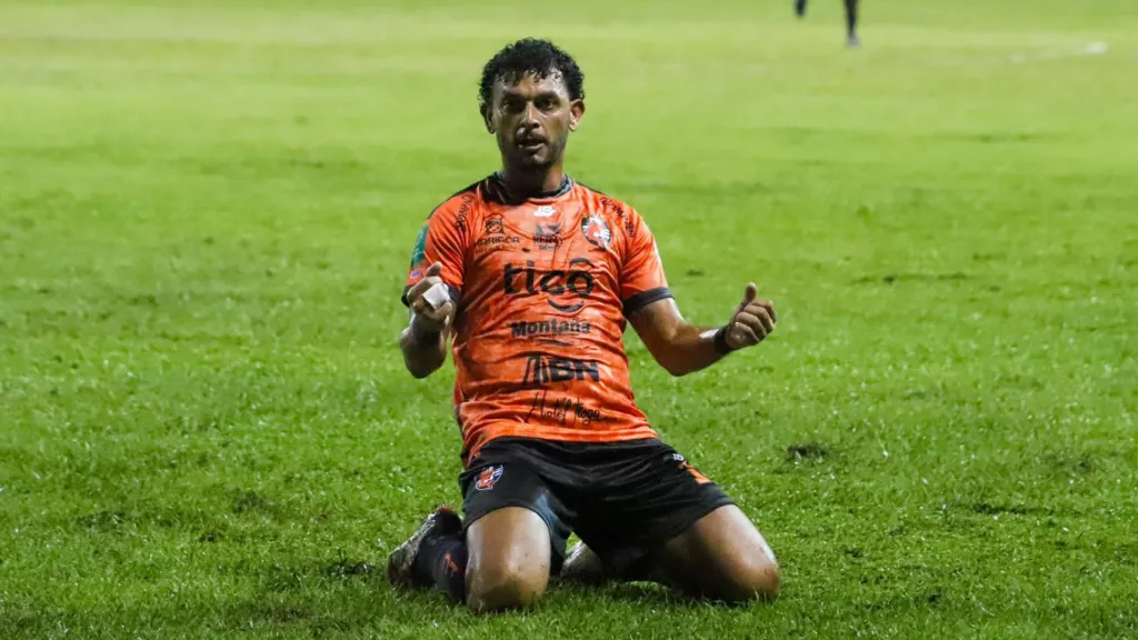 Michael Barrantes celebra el gol con el que clasificó a Puntarenas a la final del Torneo de Copa 2024/25.