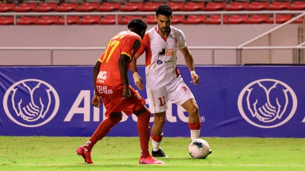 Juan Barrera vislumbra cómo eludir la marca de Keysher Fuller en el último Real Estelí – Herediano. (Foto: Real Estelí)
