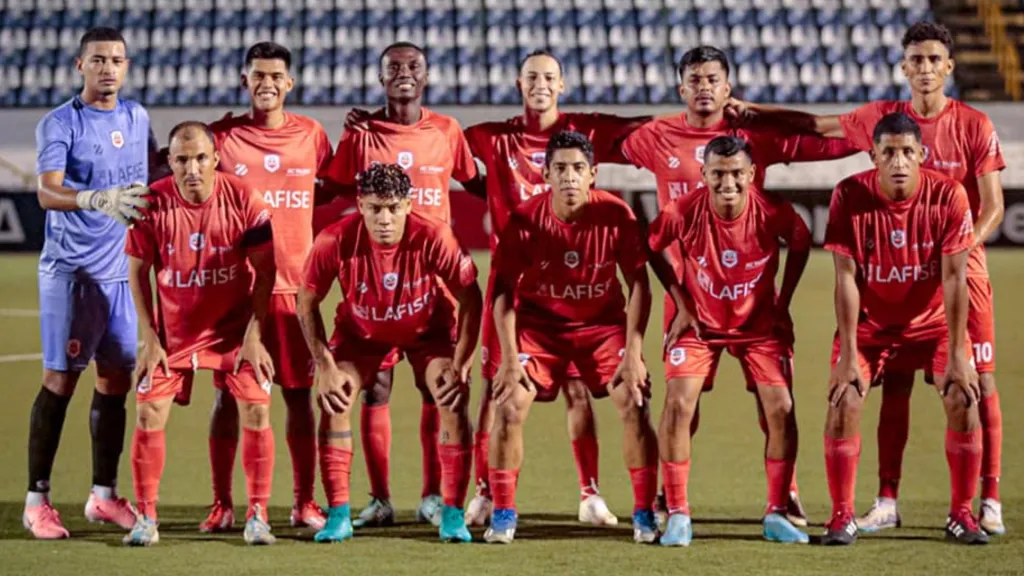 Maverick Boza (arriba, el segundo futbolista contando de izquierda a derecha) es el primo de Óscar Duarte y uno de los resposables de su acercamiento a AD América.