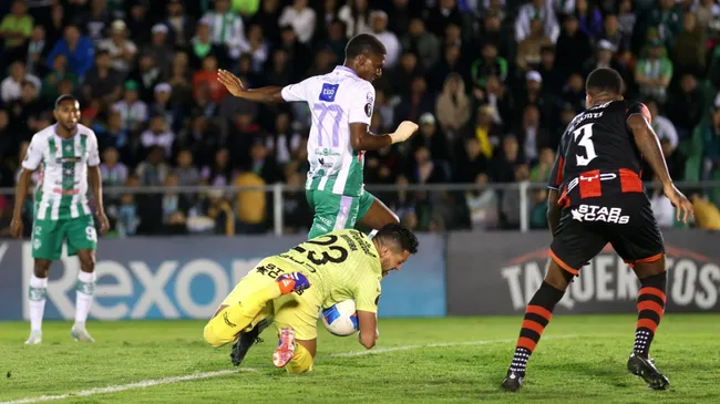 Antigua tuvo las chances más claras, pero le faltó serenidad para herir a Alajuelense. (Foto: Concacaf)