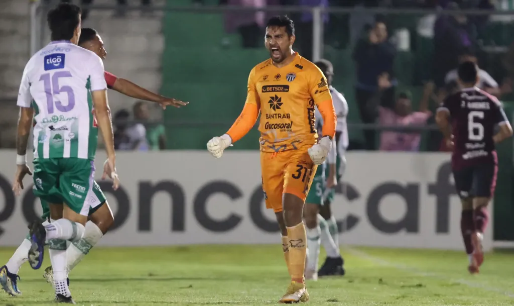 Luis Morán, uno de los héroes de la serie con Saprissa, celebra junto a sus compañeros. (Foto: Fernando Ruiz / EFE)