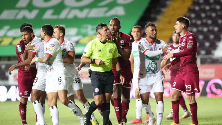 Hugo Cruz arbitrando un clásico entre Saprissa y Alajuelense.