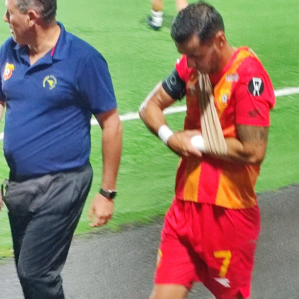 Ruiz se lesionó tan solo ocho minutos después de entrar (Twitter).