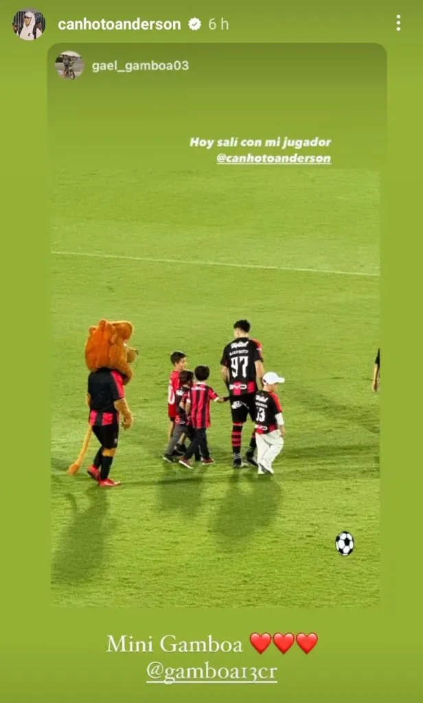 El “mini Gamboa” entró de la mano con su ídolo Anderson Canhoto. (Instagram)