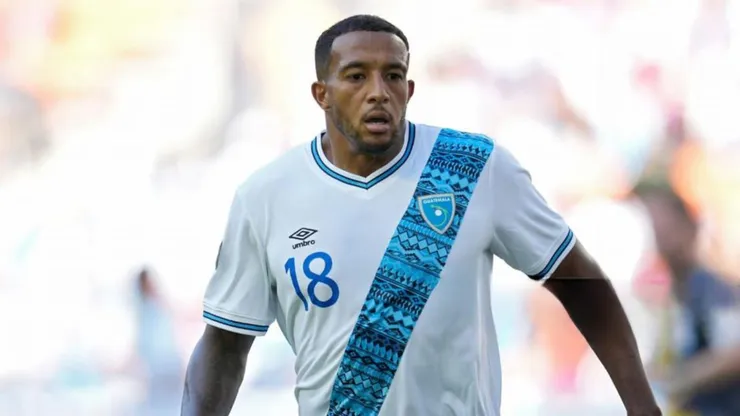 El delantero del Derby County no logra destacarse en Guatemala.