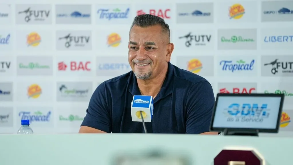 José Giacone feliz por la noticia que recibe de Saprissa.