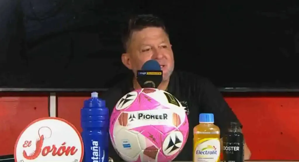 Jafet Soto hizo un pedido, post roja de Marcel.