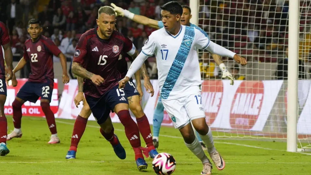 Óscar Castellanos traslada la bola ante la atente mirada de Francisco Calvo. (Foto: Fedefut)