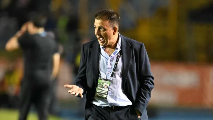 Claudio Vivas y un anuncio que Costa Rica no esperaba.