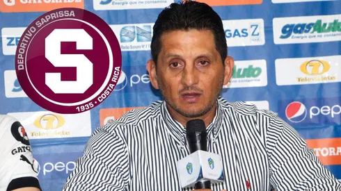 Algo preocupa a Ronald González.