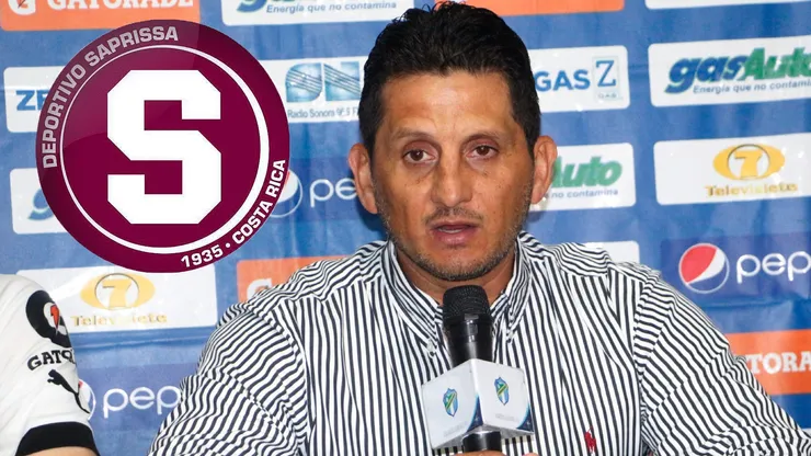 Algo preocupa a Ronald González.