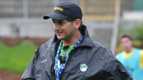 Ronald González durante su anterior ciclo como DT de Los Cremas.