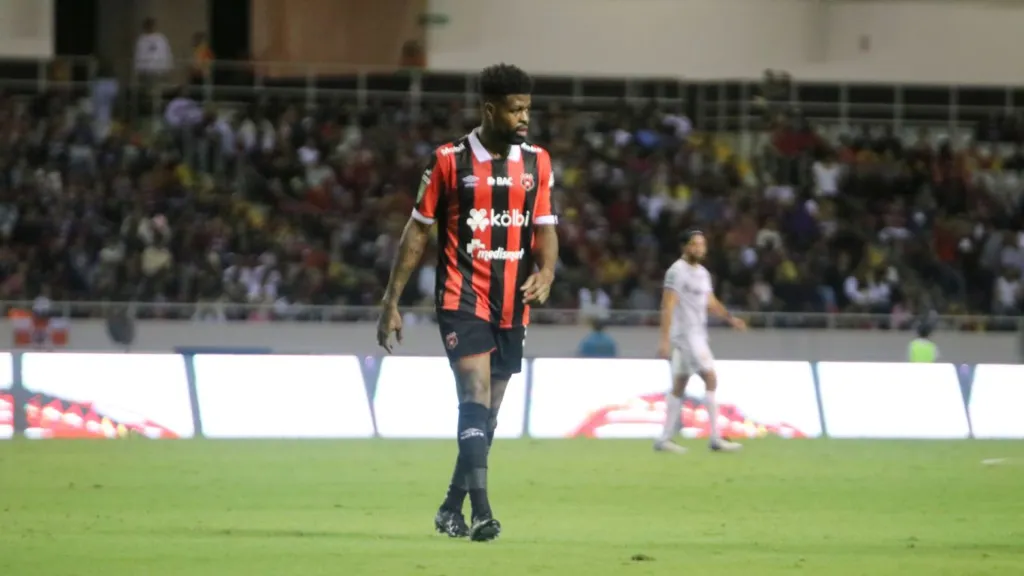 Manjrekar James debió salir de Alajuelense.