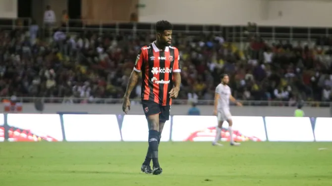 Alajuelense busca la salida de Manjrekar James (LDA).