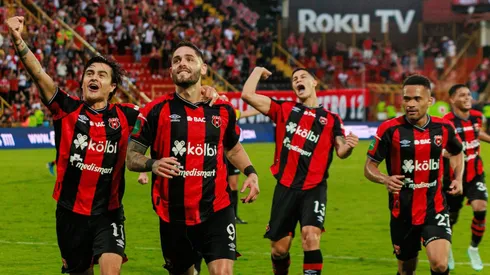 Los Manudos festejan uno de sus goles por Liga Promérica ante Cartaginés.