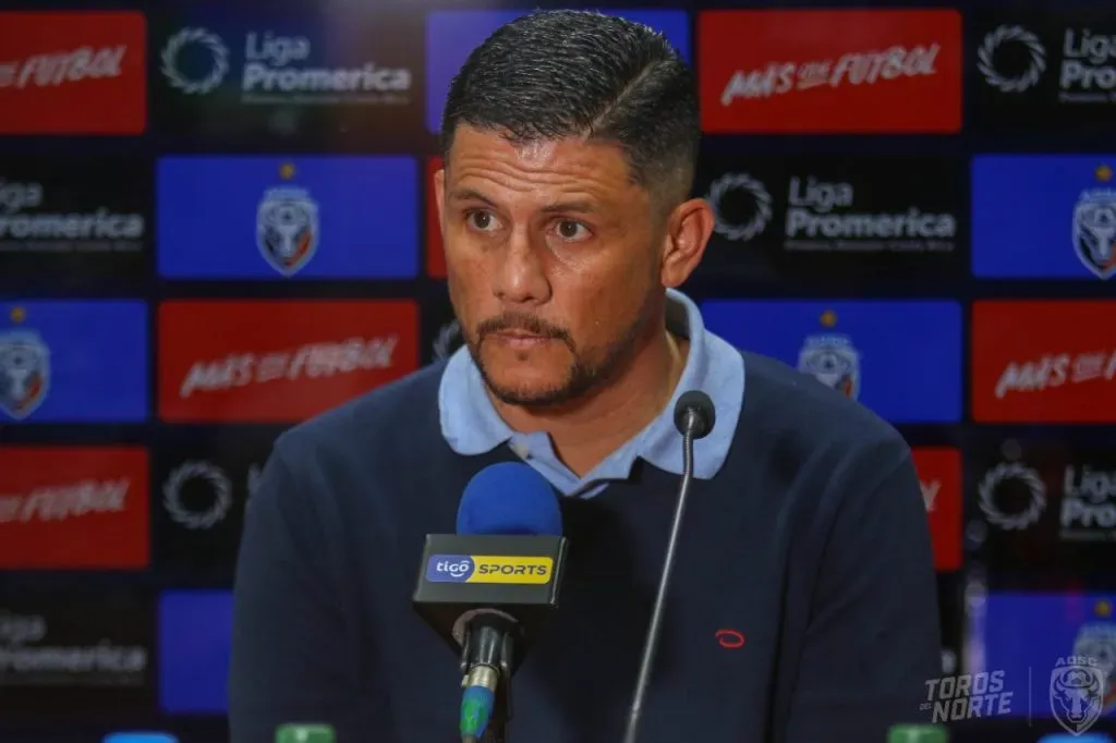 Alexander Vargas tiene problemas con la dirigencia de la ADG (AD San Carlos).