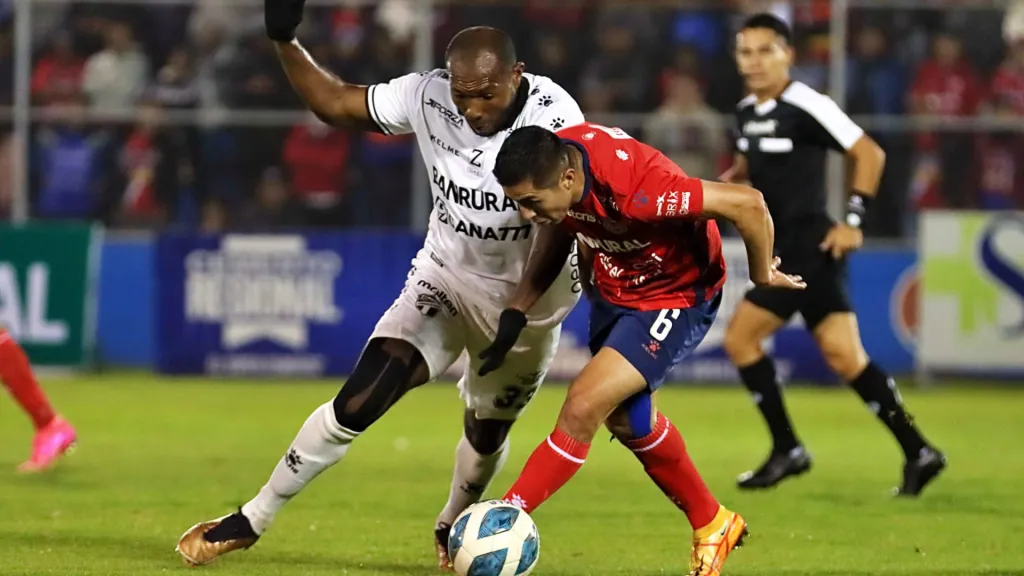 La última vez que jugaron, el pasado 14 de febrero, Comunicaciones y Xelajú empataron 0-0. (Foto: Liga Guate Banrural)