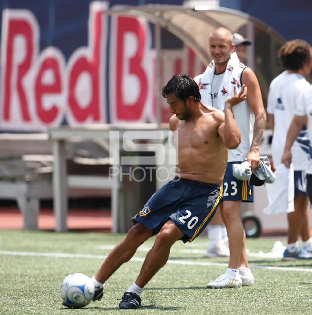 Beckham observa a Ruiz durante el entrenamiento de LA Galaxy. (Foto: ISI Photos)