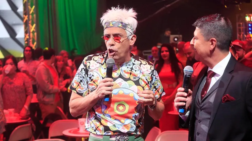 Papi Pazz hizo un show para los jugadores de Alajuelense. (Foto: La Nación)